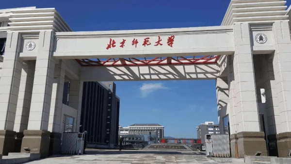 教育 SaaS 多语言支持:RStudio 与 Python 的本地化函数库